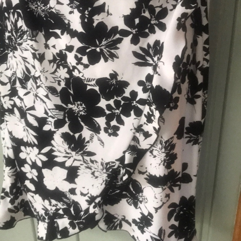 SALE 💗 3 FOR $20! Adorable “wrap” look dress - Picture 5 of 6